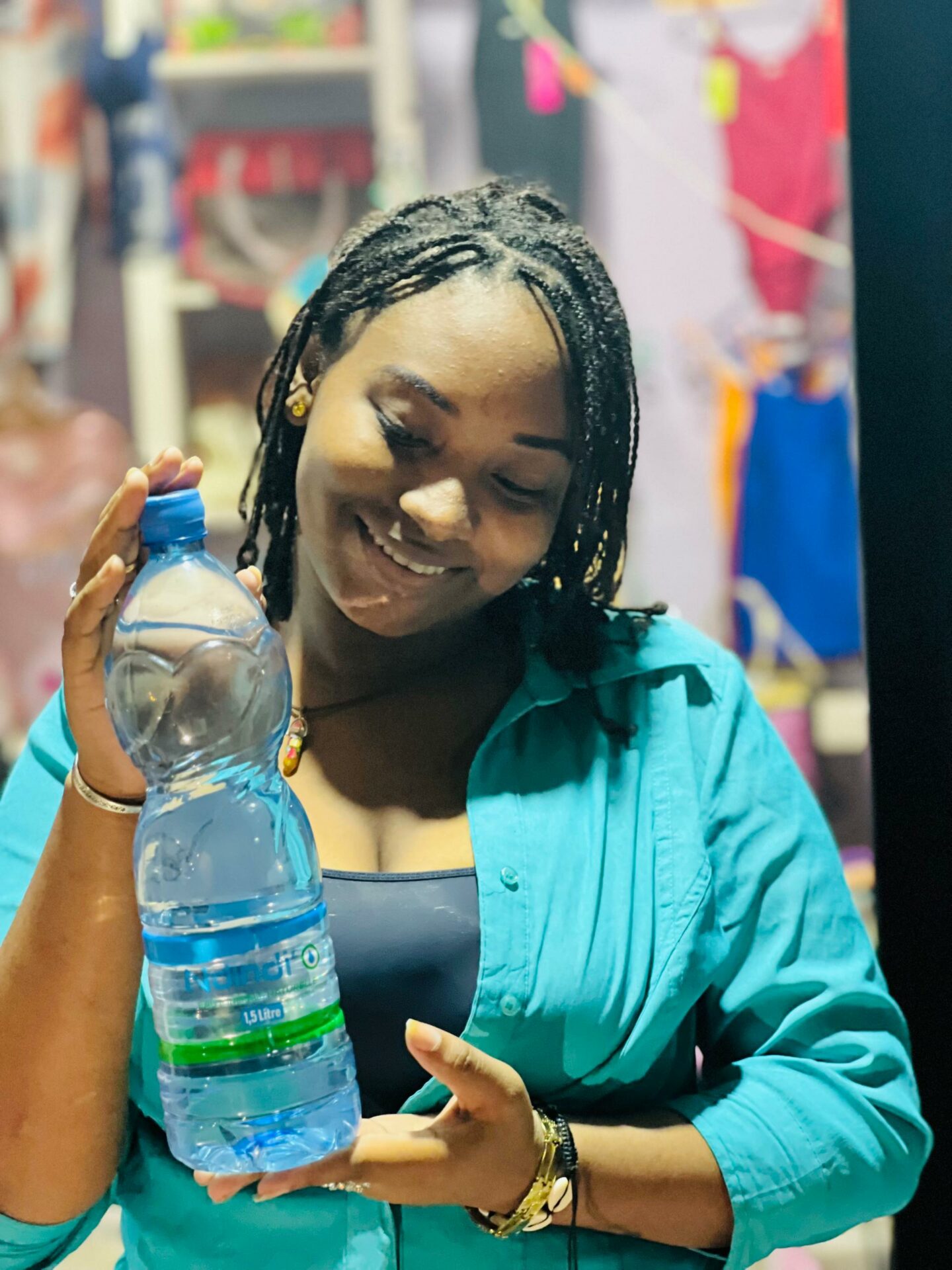 Femme buvant une eau Ndindi'O