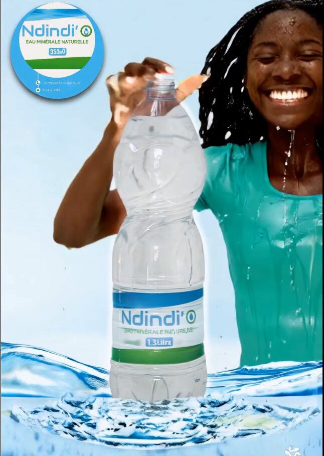 Jeune fille souriante devant une bouteille Ndindi'O